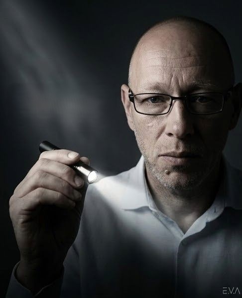 Laurent Manzini, fondateur de la méthode EVA, une lampe de poche à la main